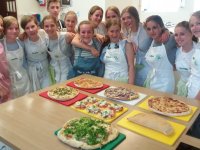 Schooljaar2016-2017 » mei » 2STV1 bakt eigen pizza